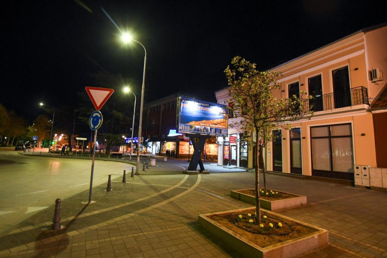 Central Apartments Kladovo Eksteriør billede